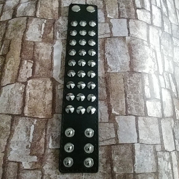 Leather cuff bracelet with silver studs - Picture 4 of 5